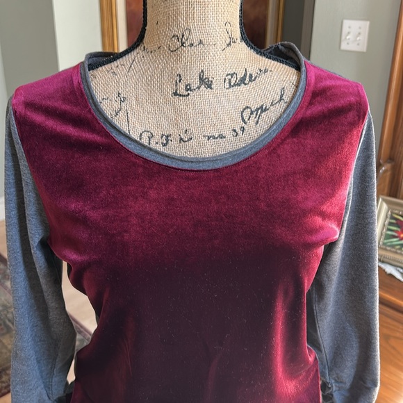 Sundance Red Valor Top, Size Medium. Elastic at sleeve and side hip. - Picture 2 of 7